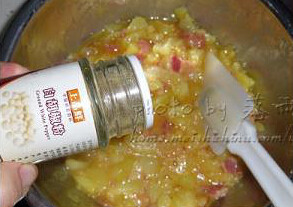 5、西班牙土豆饼,步骤4倒入到鸡蛋液中混合，调入胡椒粉