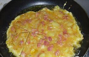 6、西班牙土豆饼,橄榄油倒入平底不粘锅加热，倒入步骤5，中小火煎至两面金黄即可