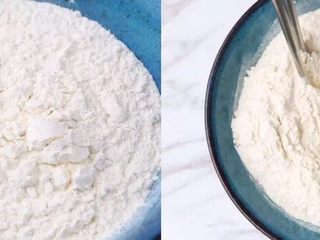 2、天上掉馅饼了，开不开心！？；）,面粉50酵母1的比例混合搅拌均匀，加少许盐更加筋道。慢慢加入加35度左右的温水，筷子同时边搅拌。