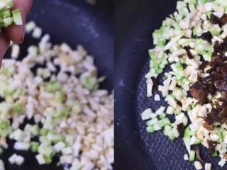 6、天上掉馅饼了，开不开心！？；）,继续下入西葫芦和木耳，翻炒均匀