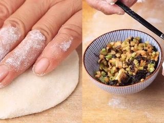 9、天上掉馅饼了，开不开心！？；）,将小剂子压平，中间厚周围薄，这样包出的面饼皮比较均匀；加入炒好的馅料