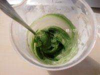 2、抹茶饼干,加入室温软化的黄油打发