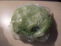 3、抹茶饼干,一个个加入蛋黄拌匀后再筛入低粉拌至没有干粉，放入冰箱中冷藏半个小时