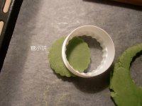 5、抹茶饼干,在圆片上再用圆形切模交叉切一下~就出来类似叶形的样子了