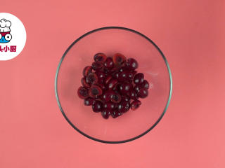 1、3款智利车厘子创意吃法,车厘子200g洗净，去蒂去核，对半切开装碗