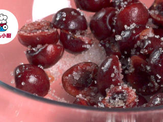 2、3款智利车厘子创意吃法,加入细砂糖20g搅拌均匀，盖上保鲜膜，放入冰箱冷藏腌渍2小时