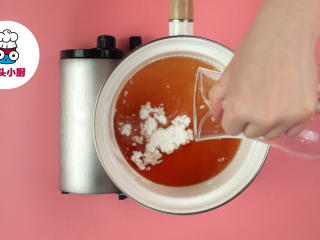 3、3款智利车厘子创意吃法,取出车厘子，将汁水倒入汤锅中，加入蜂蜜10g、玉米淀粉5g、清水80ml，开小火搅拌加热至浓稠，盛出备用