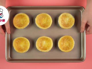 4、3款智利车厘子创意吃法,将蛋挞皮摆入烤盘，放入预热至200℃的烤箱，烤制10分钟，取出稍微晾凉