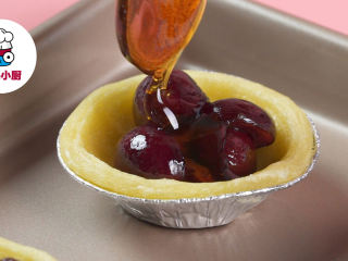 5、3款智利车厘子创意吃法,蛋挞皮内放入腌好的樱桃肉，淋上煮好的糖汁，再次放入烤箱烤制5-10分钟