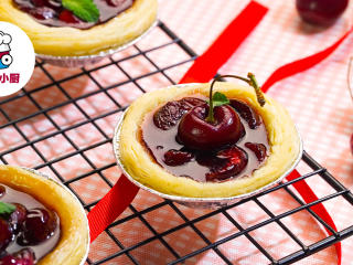 6、3款智利车厘子创意吃法,取出烤好的蜜渍樱桃挞，稍微晾凉即可享用