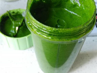 1、菠菜蜂蜜小薄饼,取适量菠菜洗干净，切段，加适量水，放搅拌机搅碎