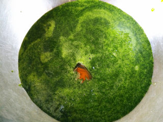 3、菠菜蜂蜜小薄饼,加入蜂蜜