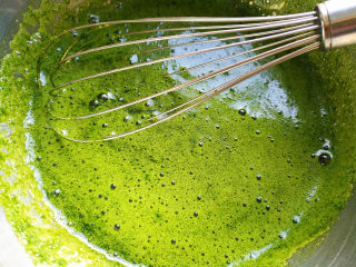 4、菠菜蜂蜜小薄饼,搅拌均匀