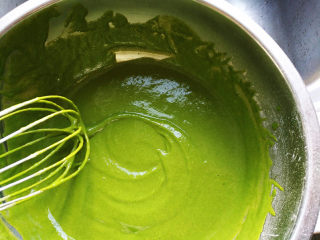 6、菠菜蜂蜜小薄饼,搅拌均匀