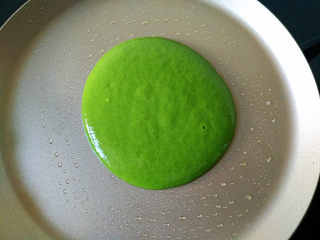 8、菠菜蜂蜜小薄饼,放入一勺面糊