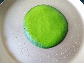 9、菠菜蜂蜜小薄饼,开小火煎至周围一圈颜色变深