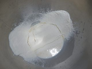 1、芝麻奶油小餐包（中种）,中种的材料全部，揉成团（不需要非常光滑，无干粉即可）