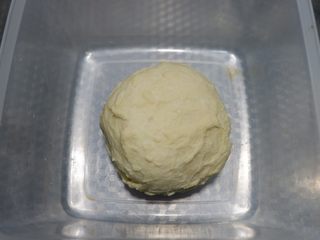 2、芝麻奶油小餐包（中种）,揉好放入容器，室温28度左右，发酵至2.5-3倍大，或者放冰箱冷藏发酵过夜。