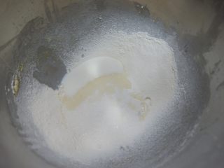 3、芝麻奶油小餐包（中种）,主面团材料（除黄油外）全部投入厨师机。