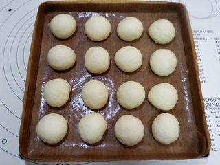7、芝麻奶油小餐包（中种）,滚圆放入28*28金盘中。