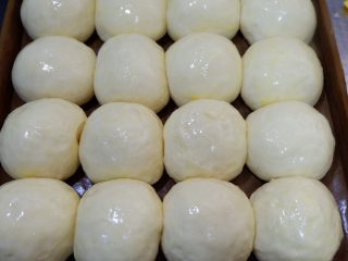 9、芝麻奶油小餐包（中种）,取出表面刷上蛋液