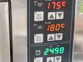 11、芝麻奶油小餐包（中种）,烤箱预热，上火175下火180。放入烤箱，烘烤25分钟左右。观察上色，上色满意及时盖锡纸。