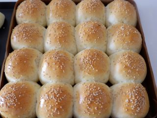 12、芝麻奶油小餐包（中种）,烤好取出，立刻转移到烤网散去底部热气。