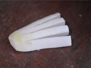 1、超级爽口的开胃萝卜干,萝卜洗干净，去掉根须后切成两半，再切断，每一块都切成底部相连的连刀快。