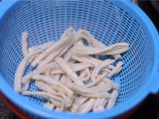 7、超级爽口的开胃萝卜干,捞出来，