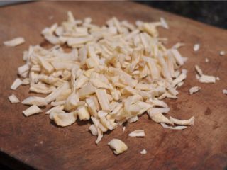 9、超级爽口的开胃萝卜干,切成小段