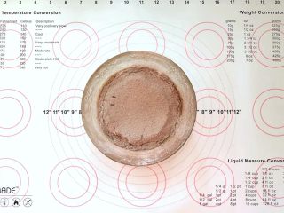 3、可可奶油夹心蛋糕,3、筛入低筋面粉和可可粉。