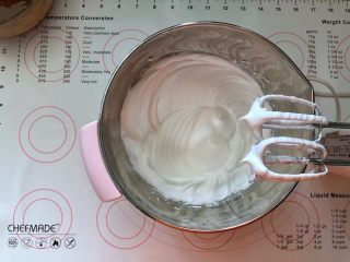 5、可可奶油夹心蛋糕,5、蛋白分三次加入45克白糖打至硬性发泡。