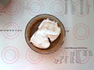 6、可可奶油夹心蛋糕,6、取一半蛋白霜放入蛋黄糊中。