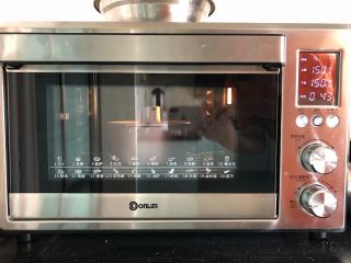 11、可可奶油夹心蛋糕,11、烤箱预热至150度，放入模具于中下层烘烤45分钟后立即取出倒扣，待彻底放凉后脱模。