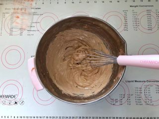 13、可可奶油夹心蛋糕,13、淡奶油中加入白糖和可可粉打至稍稍有纹路。