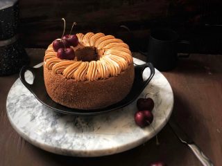 16、可可奶油夹心蛋糕,16、然后把可可奶油霜装入裱花袋里，用齿形裱花嘴在表面装饰一下，放上几个车厘子点缀一下就Ok了。