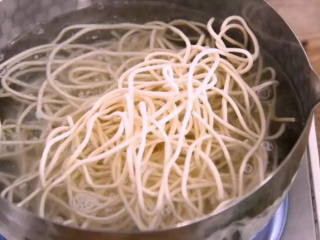 1、椒麻拌面这样做，好吃又爽口，一次来三碗还不过瘾,面条沸水下锅