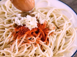 4、椒麻拌面这样做，好吃又爽口，一次来三碗还不过瘾,再倒入芝麻酱、生抽、醋、辣椒面、蒜末