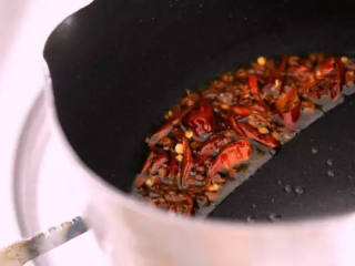 5、椒麻拌面这样做，好吃又爽口，一次来三碗还不过瘾,热锅冷油，倒入干辣椒、花椒爆香