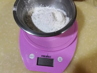 3、茉莉花茶曲奇 清新解郁,称量面粉、白糖、牛奶