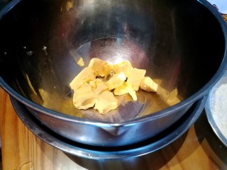 5、茉莉花茶曲奇 清新解郁,称量黄油,用电吹风吹至软化,冬季打发时底下用温水保温避免凝固。