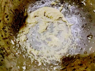 7、茉莉花茶曲奇 清新解郁,用电动打蛋器打发至体积两倍大