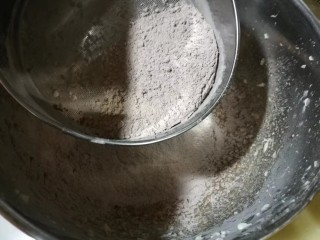 9、茉莉花茶曲奇 清新解郁,筛入面粉和茶粉。