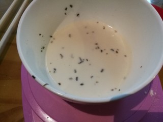 10、茉莉花茶曲奇 清新解郁,用热牛奶浸泡滤过的茶末