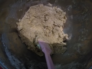 11、茉莉花茶曲奇 清新解郁,在打发的黄油鸡蛋液和面粉茶粉中加入牛奶绿茶液,切拌均匀