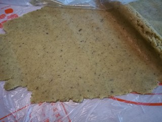 12、茉莉花茶曲奇 清新解郁,揉成面团,入冰箱冷藏二十分钟。取出,擀成薄片,入冰箱冷藏十分钟