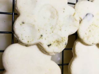 15、茉莉花茶曲奇 清新解郁,入烤箱,上下火165度烤制7分钟,上下火125度烤制7分钟。