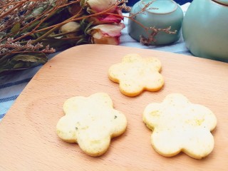 16、茉莉花茶曲奇 清新解郁,春天容易情绪低落困乏疲倦,茉莉花茶曲奇淡雅清新,香气怡人,松脆香浓,提神解郁。