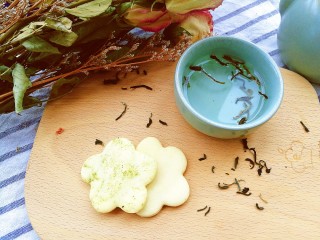 17、茉莉花茶曲奇 清新解郁,在容易疲倦的春天里,搭配一杯茉莉花茶,仿佛与茉莉仙子相伴,烦恼疲倦顿消。
