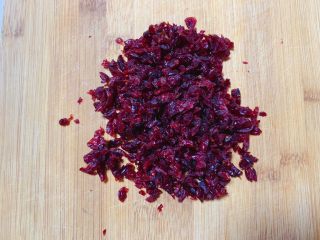 2、蔓越莓奶酥,蔓越莓干切碎备用